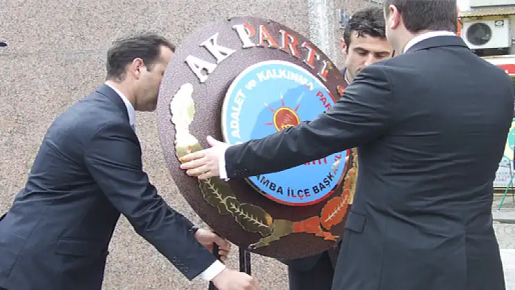 Çelenk Polemiğine Köse'den Sert Yanıt