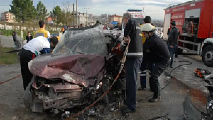 İki otomobil kafa kafaya çarpıştı: 7 yaralı