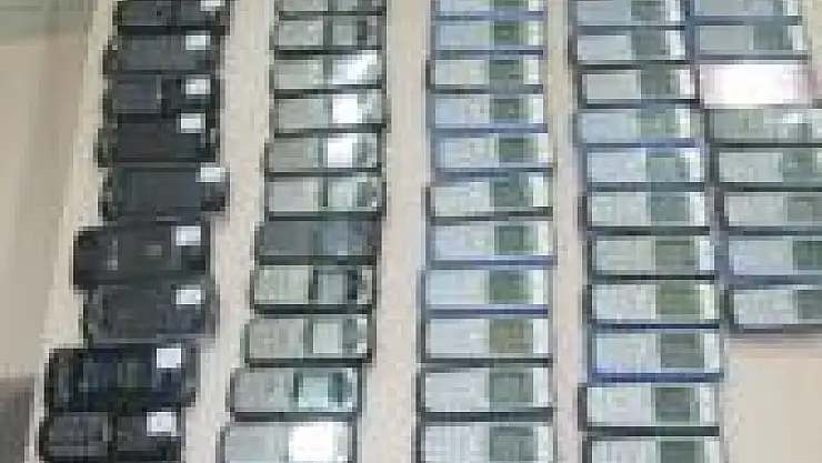 OTOMOBİLE ZULALANMIŞ 630 ADET KAÇAK TELEFON ELE GEÇİRİLDİ