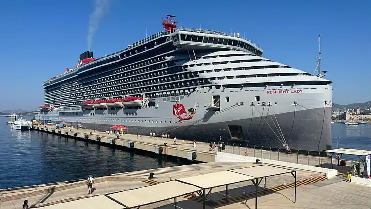 2.600 Yolcu Taşıyan Dev Gemi Bodrum Limanı'na Demirledi