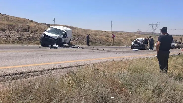 2 araç kafa kafaya çarpıştı: 1 ölü, 1 yaralı