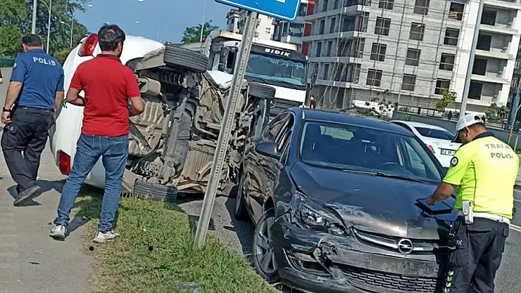 2 Otomobilin çarpıştığı kazada biri takla attı