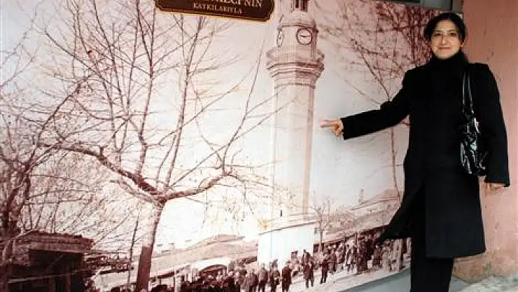 Bayan muhtar eski resimleri güzelleştiriyor