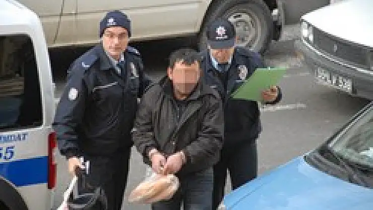 Trafik Levhasını Çalıp Kaçarken Yakalandı