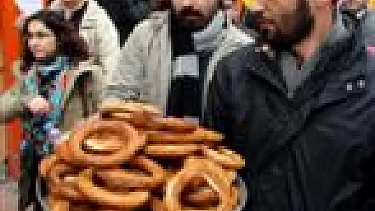 Atanamayan öğretmenler simit sattı