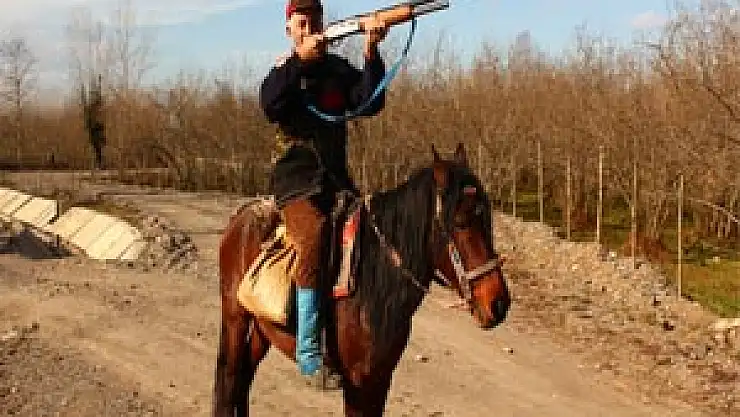 68 Yaşında Atının Üstünde Avlanıyor