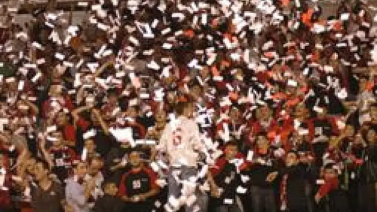 Sevgililere tribün jesti