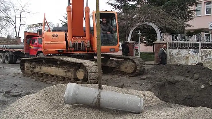 Yağmur suyu hattı döşeme çalışmaları devam ediyor