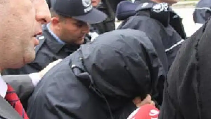 Meclis Girişinde İntihar Girişimi