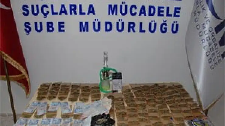 UYUŞTURUCU SUÇUNDAN ARANAN GENÇ TESLİM OLDU