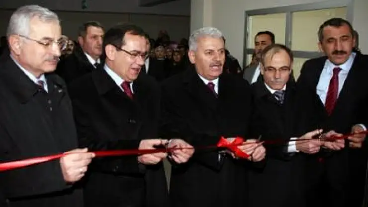 Bakanlar okul ve barınak açtı