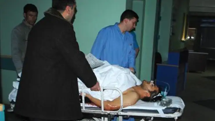 Şakalaşırken bıçaklandı