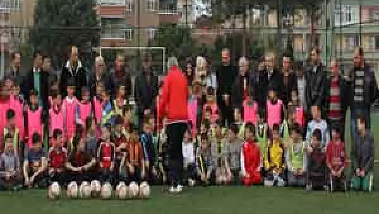 Futbol okulu çalışmalarını sürdürüyor