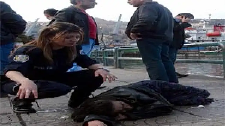 DENİZE ATLAYAN KADINI POLİS KURTARDI