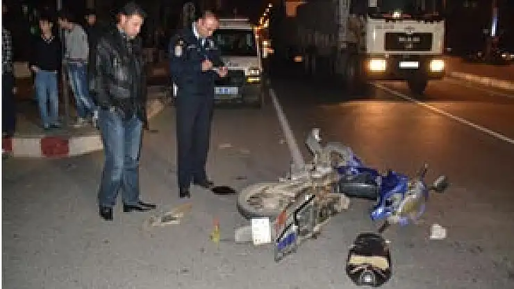 FUTBOLCULARIN BULUNDUĞU OTOMOBİLE MOTOSİKLET ÇARPTI: 3 YARALI