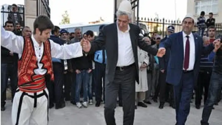 ARALARINDA AK PARTİ MİLLETVEKİLLERİNİN BULUNDUĞU HEYET, BARIŞ HALAYI ÇEKTİ