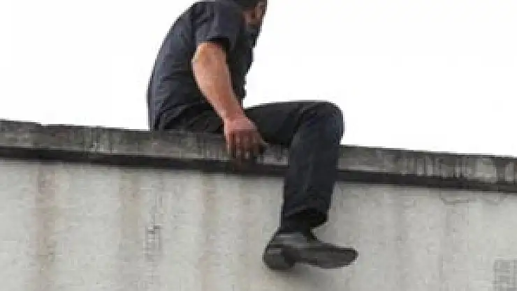 İşsiz Genç, Hastanenin Çatısında İntihara Kalkıştı