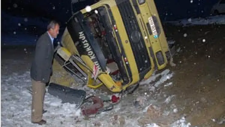 Samsun'da Tır Şarampole Devrildi: 1 Yaralı