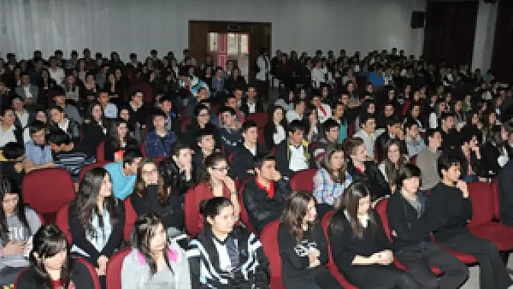 Rektör Akan, Lise Öğrencileri İle Bir Araya Geldi 