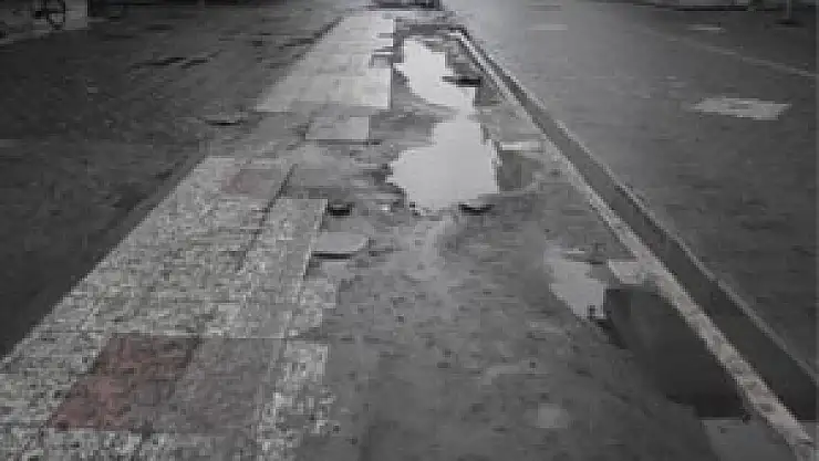 Kaldırımda yürümek ip üzerinde yürümekten daha zor