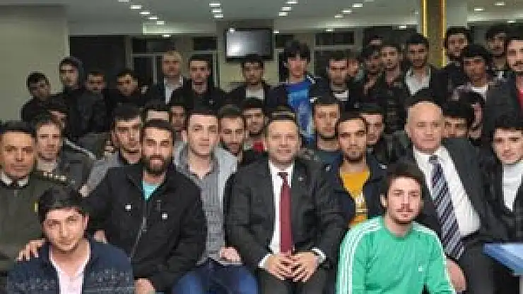 Vali Aksoy Öğrencilerle Yemek Yedi