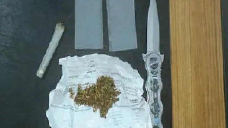 POLİS ŞÜPHELİ ŞAHISLARI ESRARLA YAKALADI