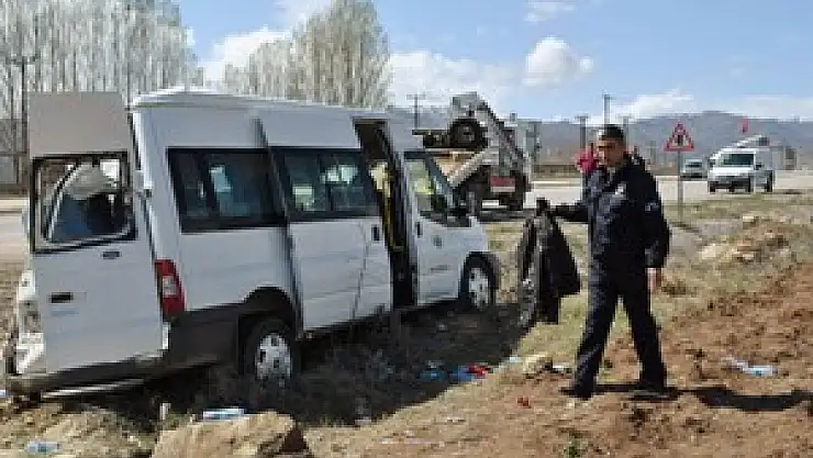 Okul Takımını Taşıyan Minibüs Kaza Yaptı: 1 Ölü, 12 Yaralı