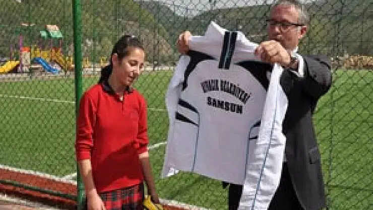 Belur, Yıldız kızlara hediye verdi