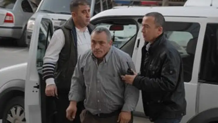 İşyerinin Camını Kıran Genci Vurdu