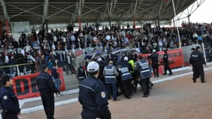 BÖLGESEL MAÇTA FUTBOLCULAR İLE TARAFTARLAR YUMRUK YUMRUĞA KAVGA ETTİ