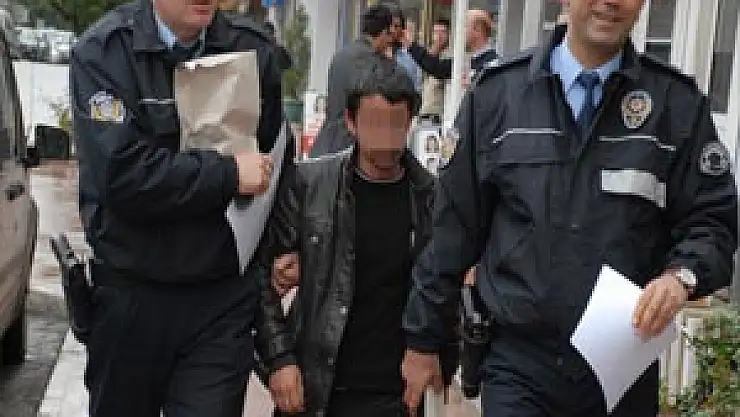  Şüpheli Araçta Tabancayla Yakalandı