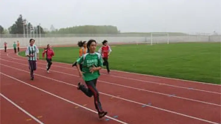  Çocuklar kıyasıya yarıştı