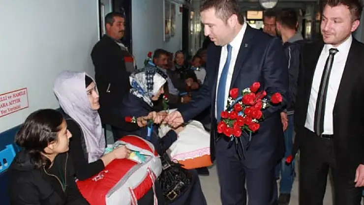 AK Parti'den hastalara gül