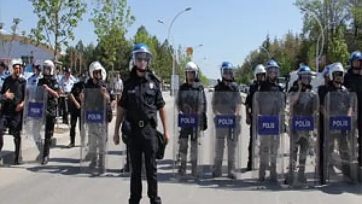  Akil İnsanlar'a hunili protesto