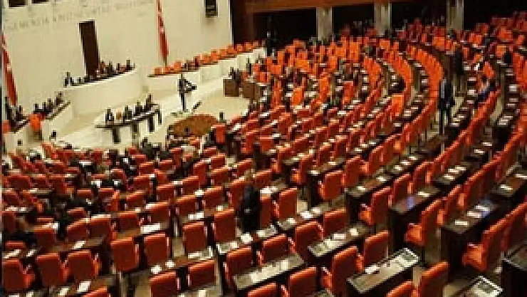 Menfaat, bütün partileri birleştirdi