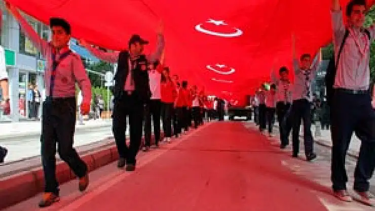  SAMSUN'DA 1919 METRELİK BAYRAKLA 'GENÇLİK YÜRÜYÜŞÜ'