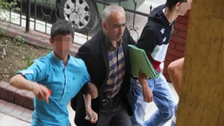 Camiden Hırsızlık Yapan 4 Genç Kameraya Yakalandı