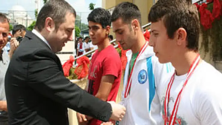 19 Mayıs Çarşamba'da coşkuyla kutlandı