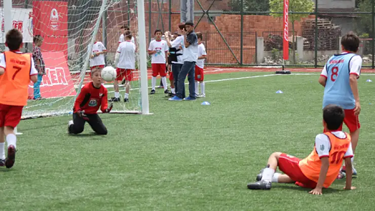 Çarşamba'da minik futbolculara futbol şenliği