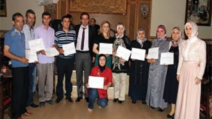 KURSİYERLERİN SERTİFİKA SEVİNCİ