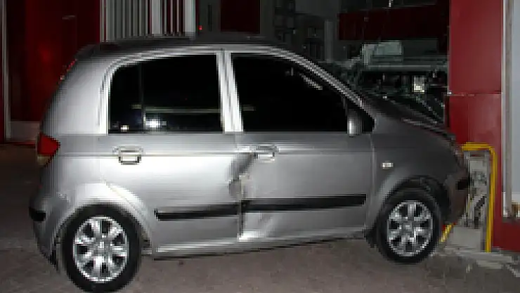 Otomobil Kasap Dükkanına Çarptı: 1 Yaralı