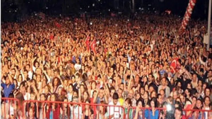 Çakırlar Korosu Zülfi Livaneli'nin Konseriyle Açıldı