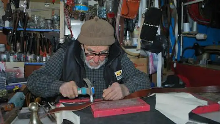 62 yıllık semerci teknelojiye direniyor