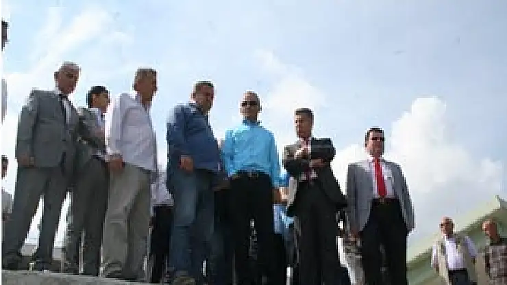 Öztürk, yaptırdığı camide namaz kıldı