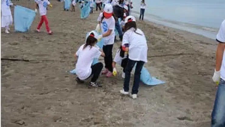 Çevreci Minikler Atakum Sahilini Temizledi