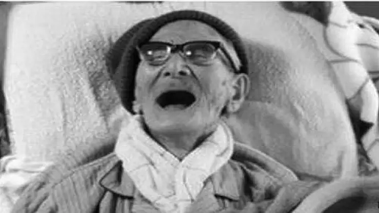 YAŞLI ADAM KENDİNİ BIÇAKLADI