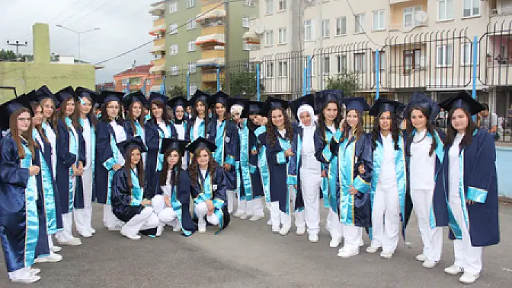 77 Sağlıkçı mezun oldu