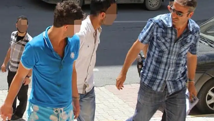   OYUNCAK MAKİNESİNİ KIRMA İDDİASINA 2 GÖZALTI