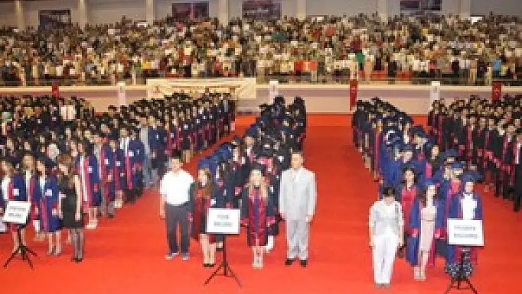  Fen-Edebiyat Fakültesi'nden Bin 210 Öğrenci Mezun Oldu