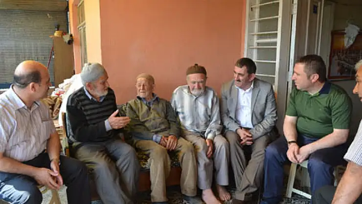 En Yaşlı Babaya Ziyaret